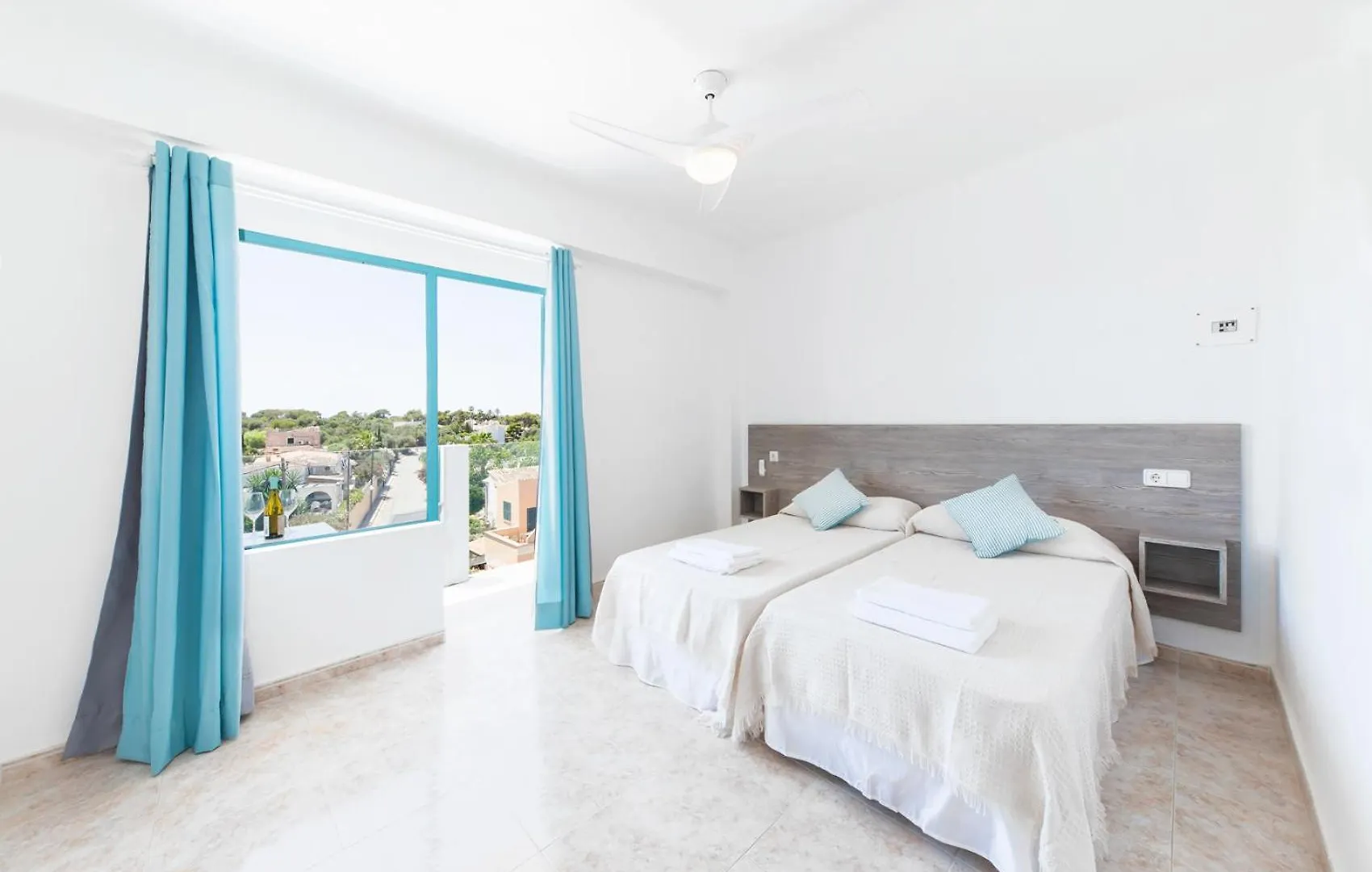 Guest house Hostal Cala Llombards